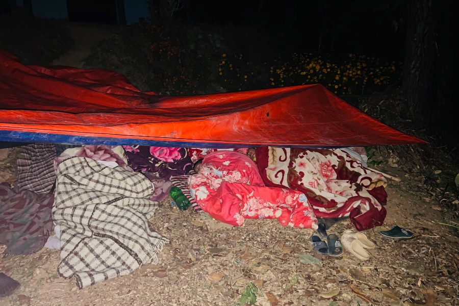 खुला आकाश मुनि रात बिताउँदा…