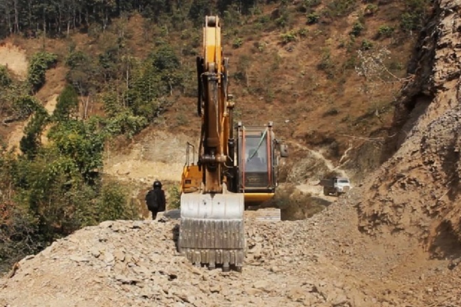 डोजरले खसालेको ढुंगाले लाग्दा बालकको मृत्यु