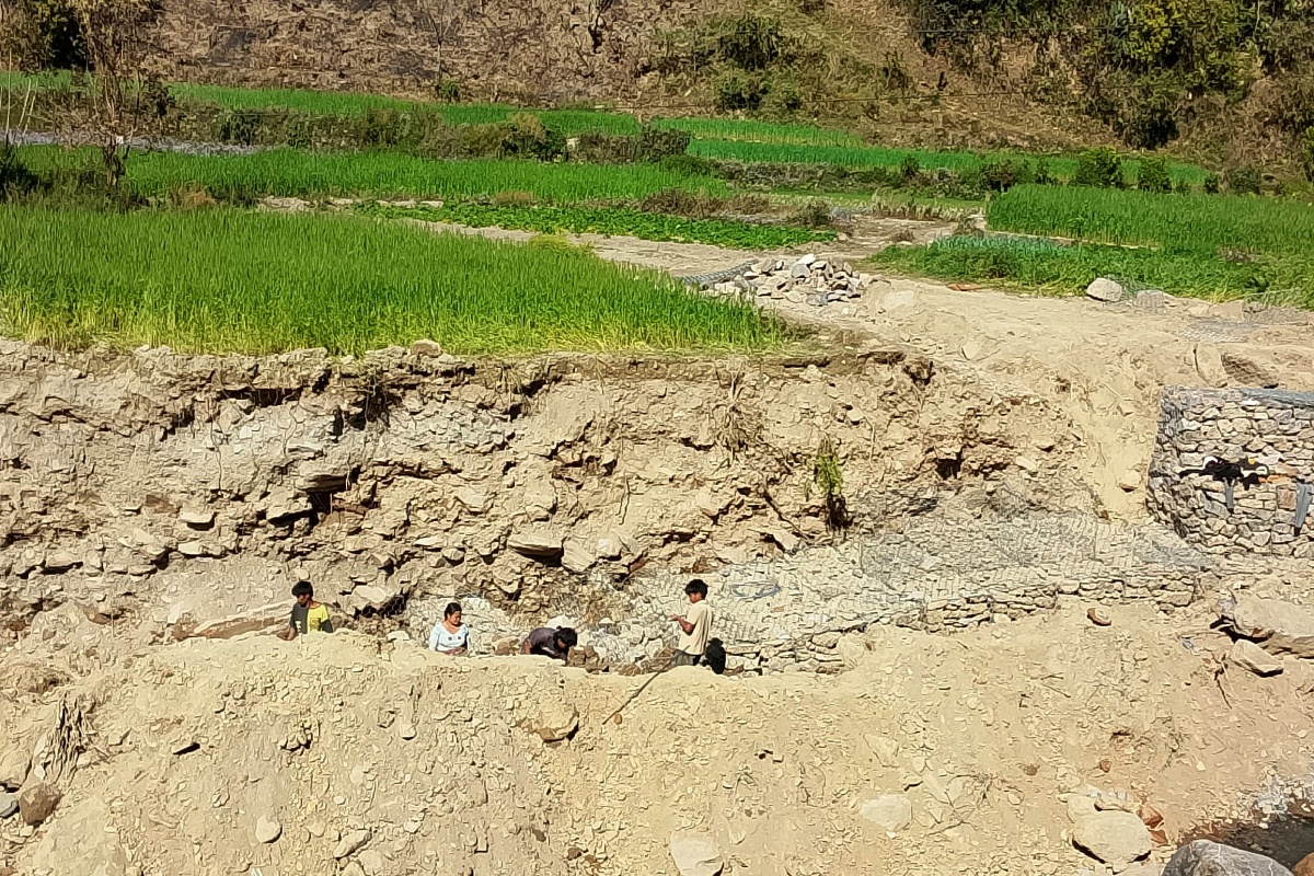 गलकोटमा बाढीबाट बस्ती जोगाउन तटबन्ध