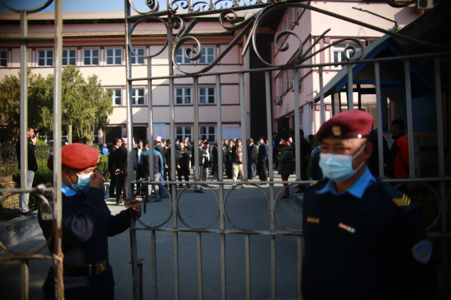 प्रधानन्यायाधीश जबरालाई रोक्न सर्वोच्चमा बारको धर्ना