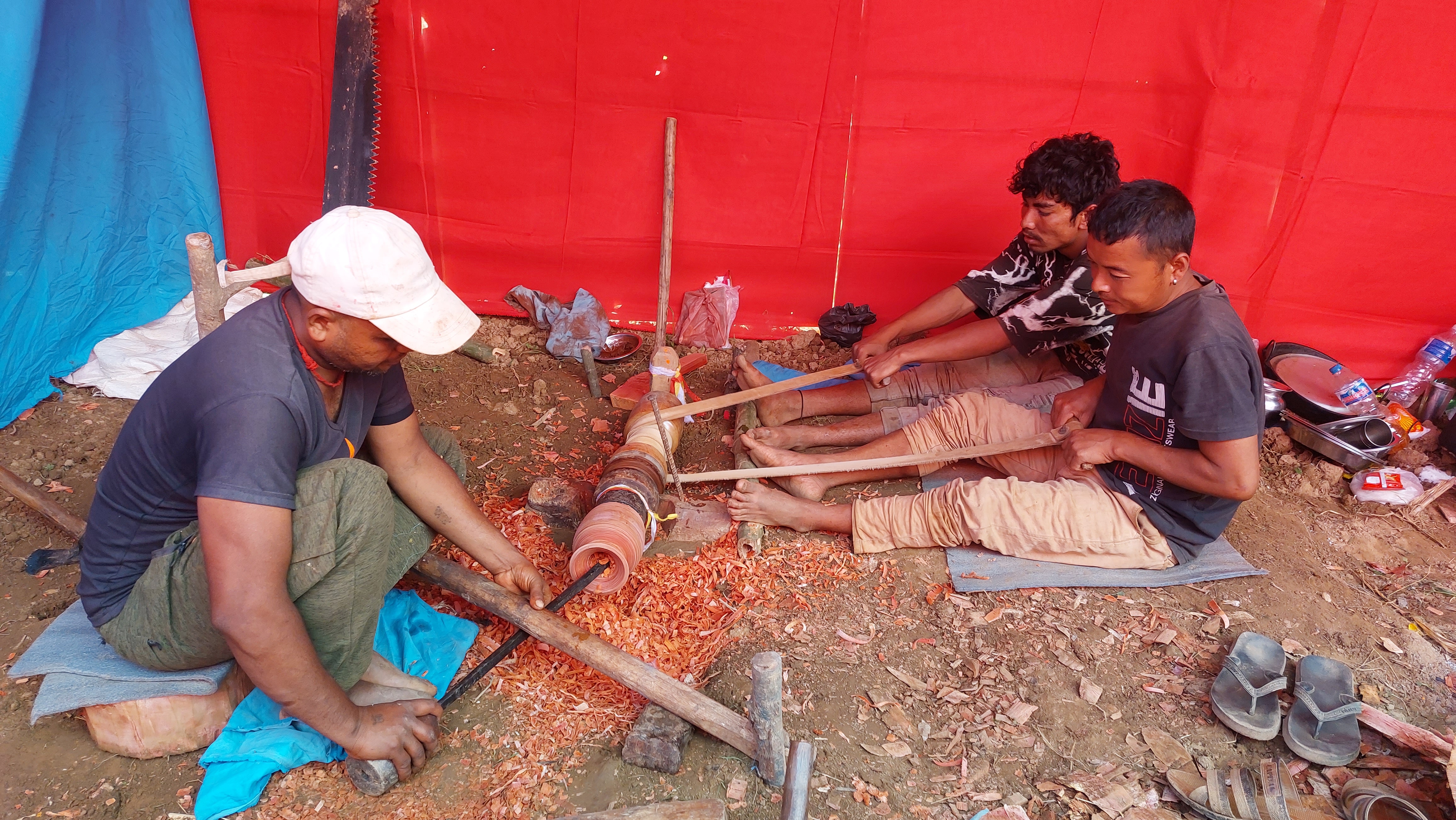 प्लास्टिकका सामग्रीले काठका भाँडा विस्थापित गरिदिँदा संकटमा चुँदारा समुदायको पेसा