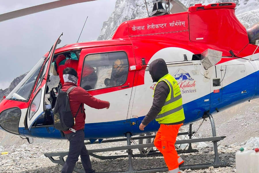 सगरमाथा आरोहणका क्रममा  अस्वस्थ १ शेर्पालाई हेलिकप्टरमार्फत काठमाडौँ ल्याइयो