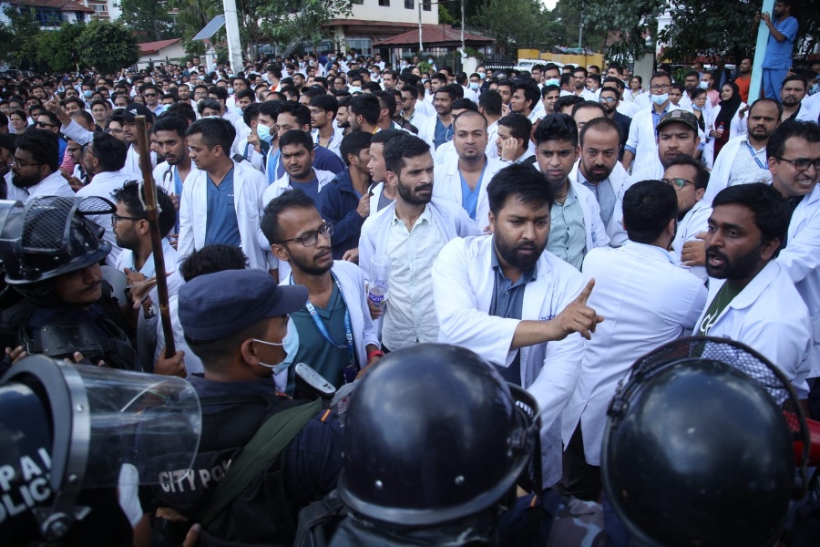 कुटपिटको विरोधमा माइतीघरमा चिकित्सकको प्रदर्शन