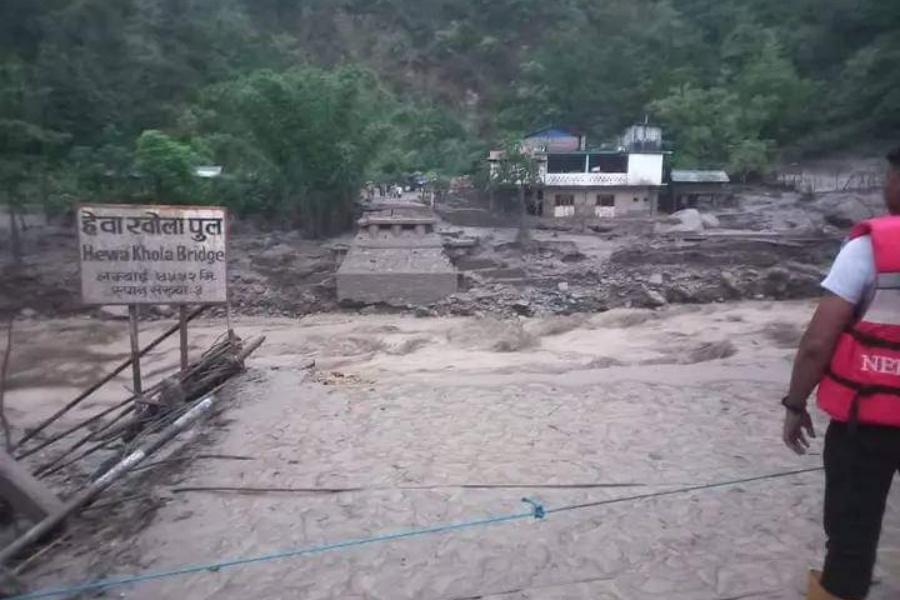 बाढीले हेवा खोलाको पुल बगायो, मेची राजमार्ग अवरुद्ध 