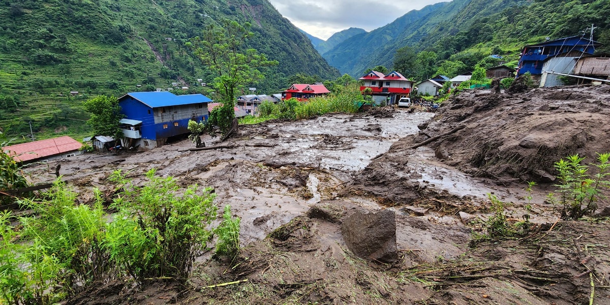 ताप्लेजुङको फक्ताङलुङमा पहिरो, पालिका कार्यालयमा क्षति 