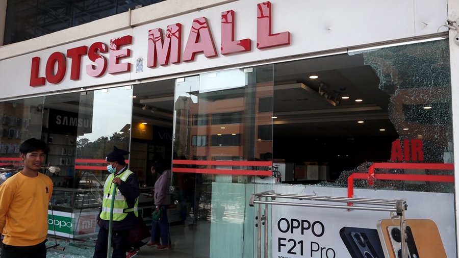 'मोबाइल पसल लुटपाट र तोडफोडको क्षतिपूर्ति सरकारले दिनुपर्छ'