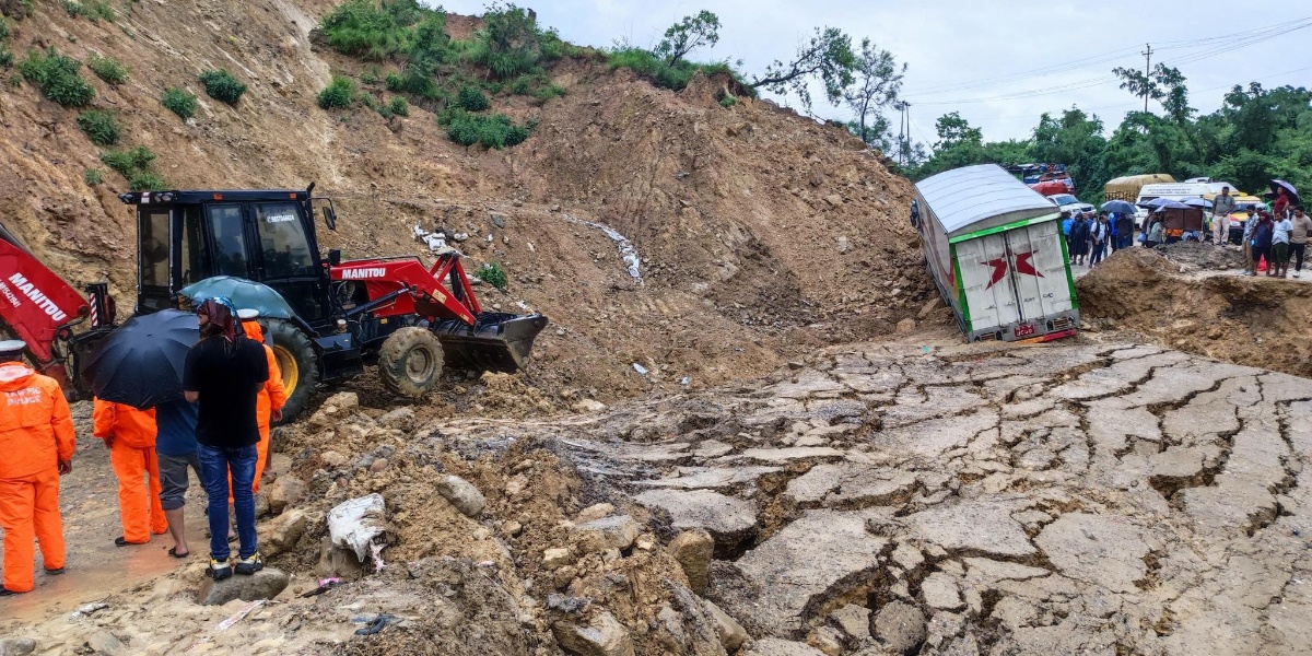 बाढी र पहिरोले ५ राजमार्ग अवरुद्ध