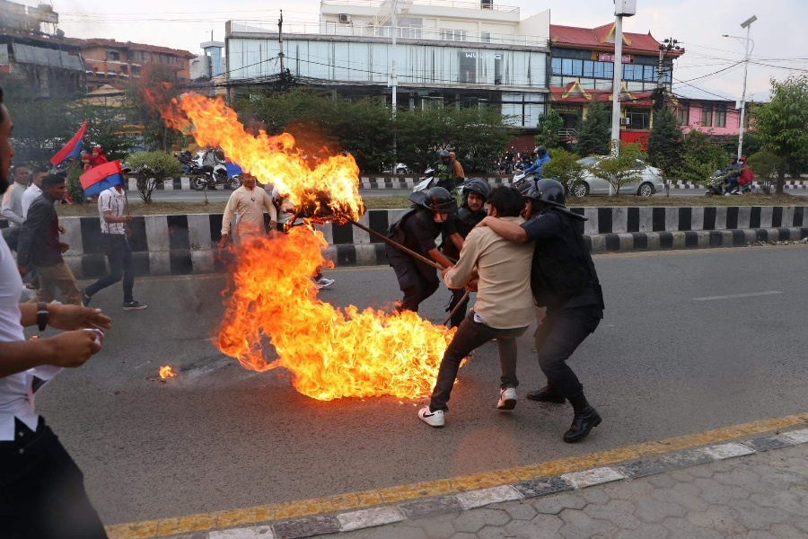 अयोग्य लडाकुलाई २ लाख दिन ल्याइएको कार्यविधि खारेजीको माग गर्दै प्रधानमन्त्रीको पुतला दहन