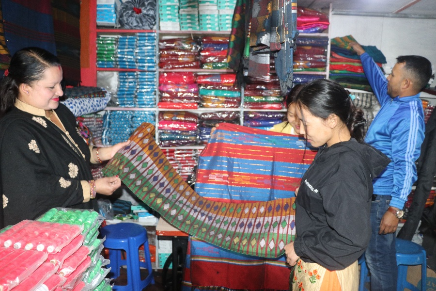 दसैँ र तिहारमा बिक्यो एक करोडको तेह्रथुमे ढाका कपडा