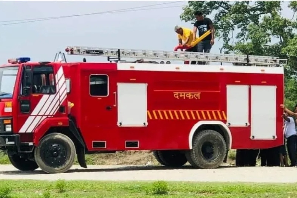 धनुषामा पानीका स्रोत सुकेपछि दमकलमार्फत पानी वितरण गरिँदै