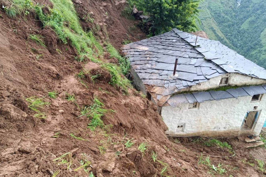 बाजुरामा पहिरोले ५ परिवार विस्थापित