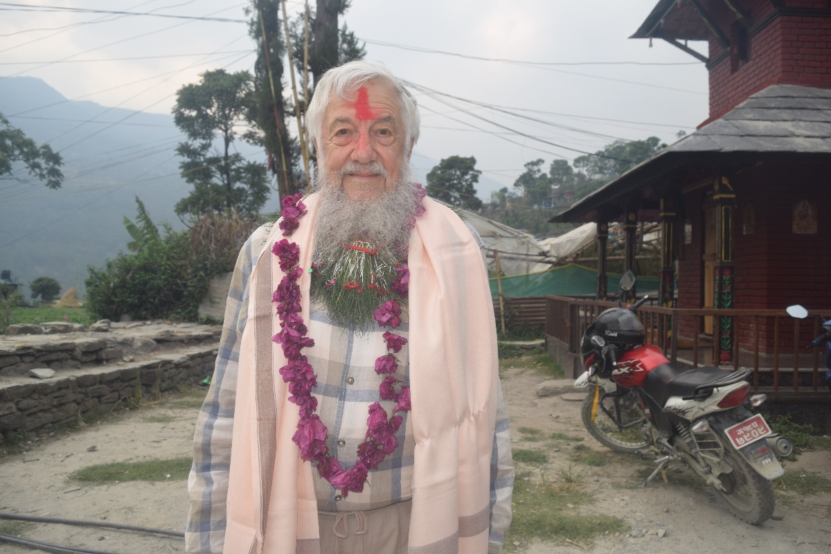 हिमाल हेर्न नेपाल आएका पिटर शैक्षिक उन्नयनमा सक्रिय