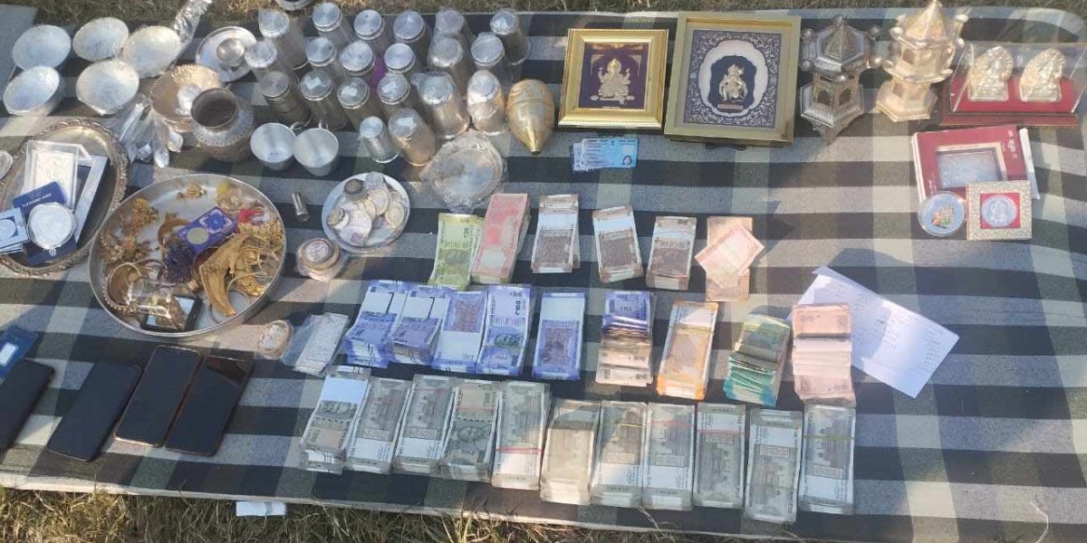 कैलालीबाट १ करोडभन्दा बढीको सुनचाँदी र नगदसहित ३ जना पक्राउ 