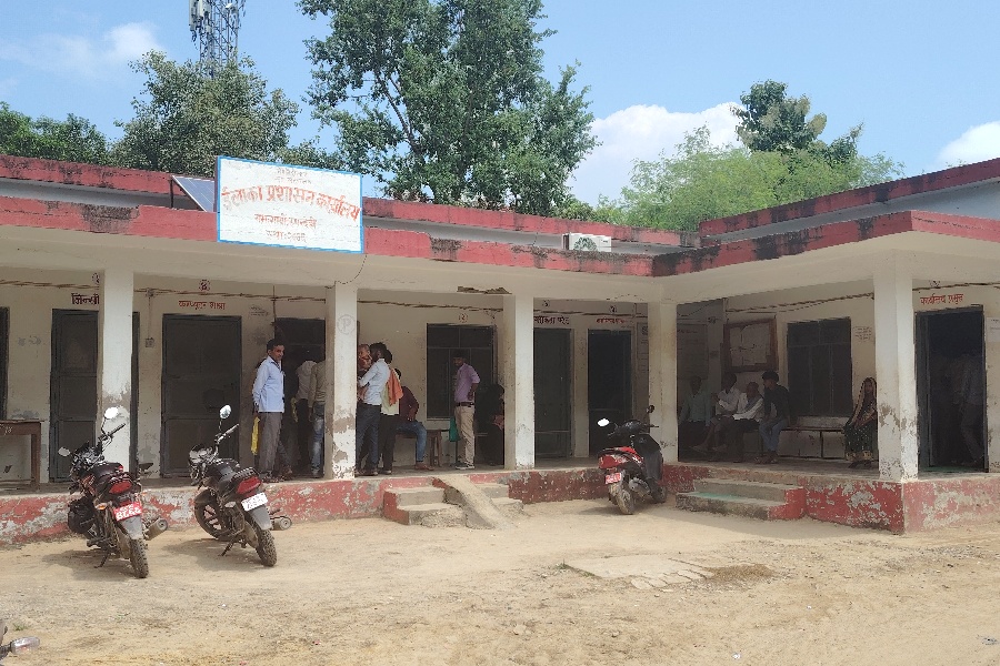 जीर्ण भवनबाट सेवा दिँदै इलाका प्रशासन कार्यालय