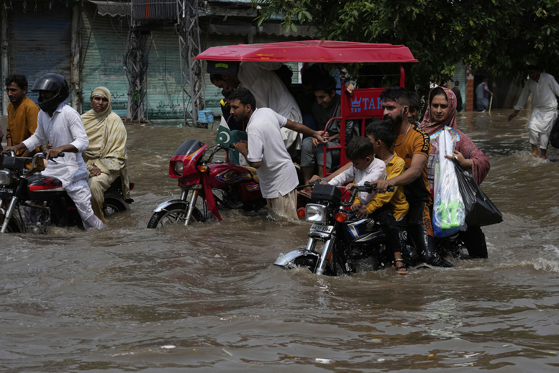 पाकिस्तानमा मनसुनी वर्षाका कारण १४० बालबालिकासहित २९९ जनाको मृत्यु