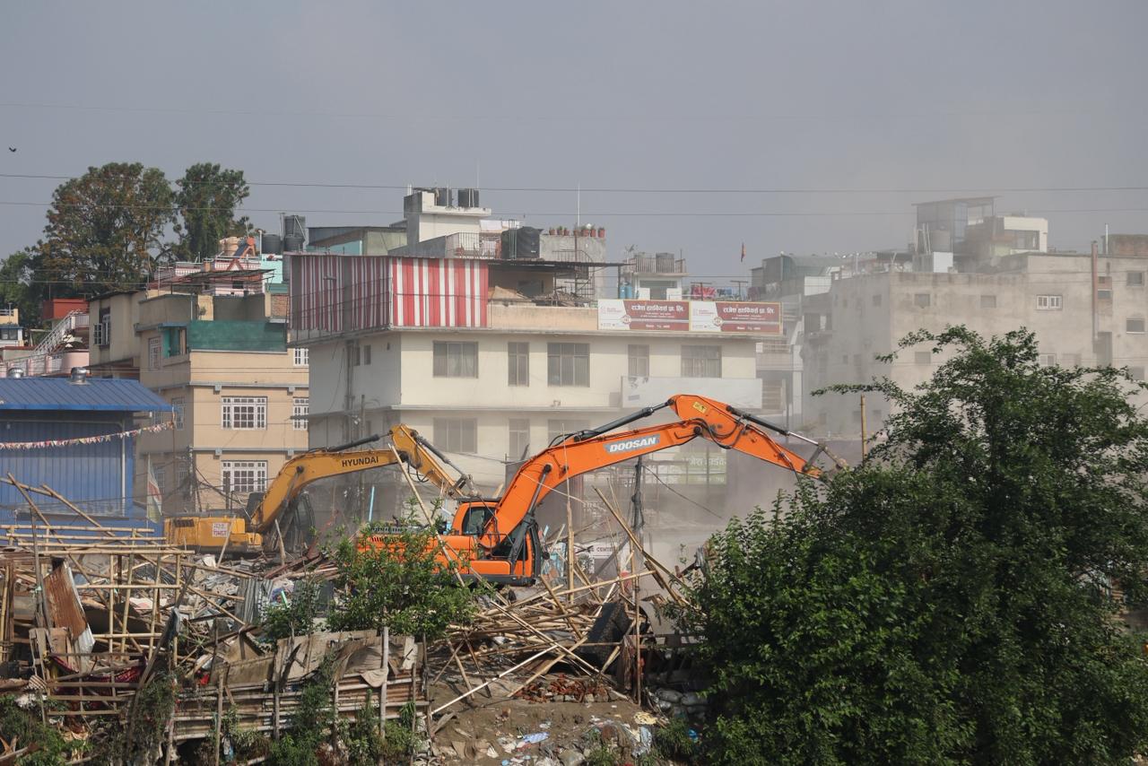 बल्खु क्षेत्रको सुकुम्बासी बस्तीमा चल्यो डोजर