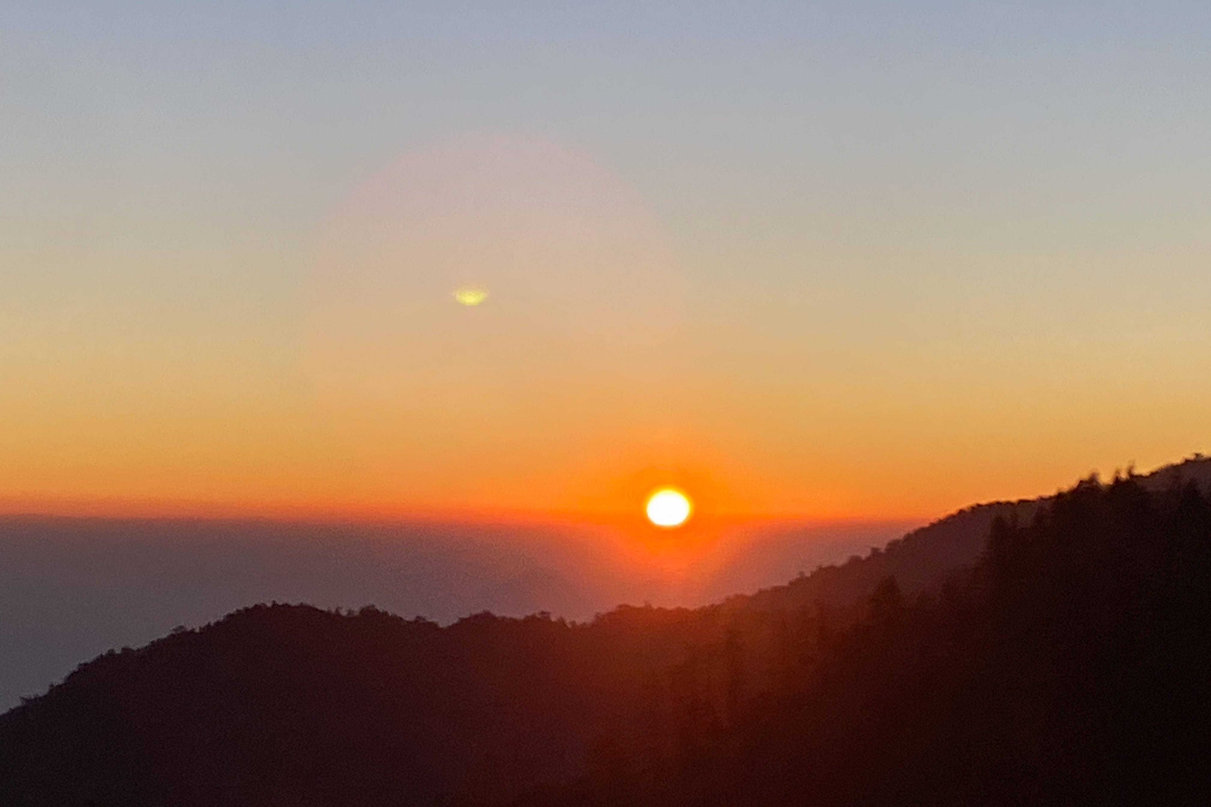 सूर्योदय हेर्न गजराम पर्वत (तस्वीरहरू)