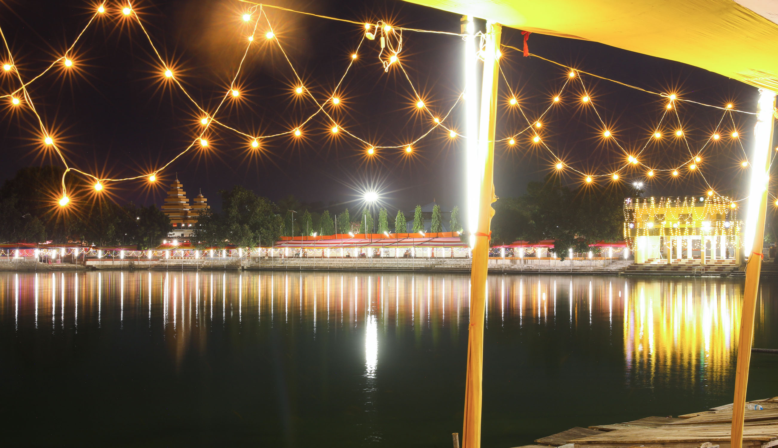 आज छठ पर्वको मुख्य दिन: अस्ताउँदो सूर्यलाई विधिपूर्वक अर्घ्य दिइँदै