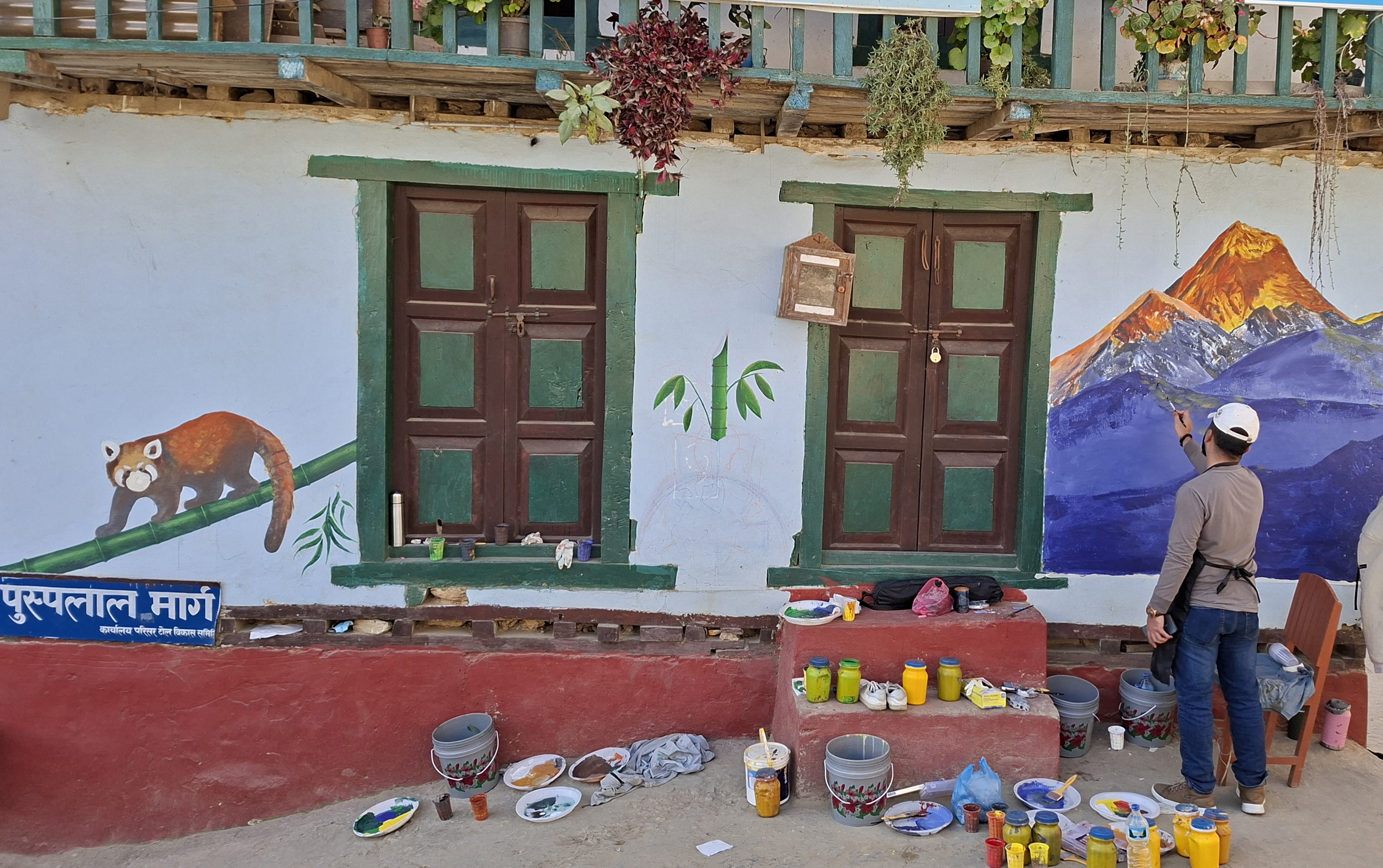 दिक्तेलमा चित्र बनाउँदै ललितकलाका विद्यार्थी