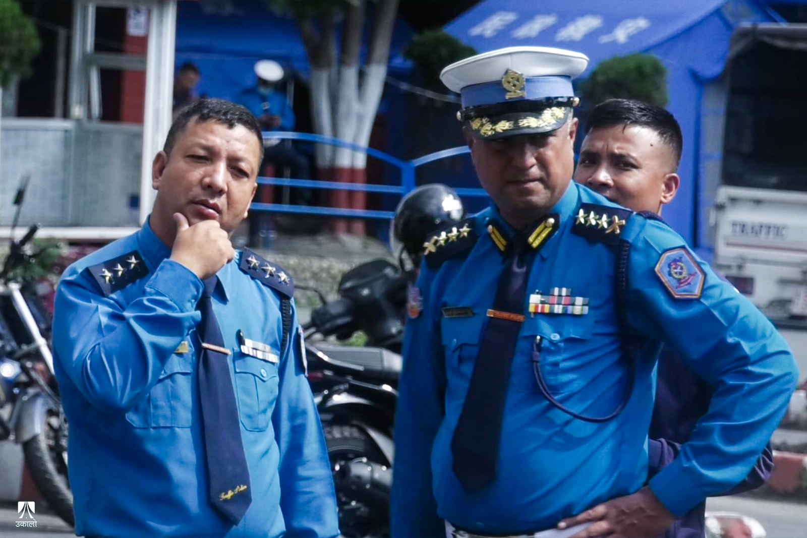 टुकुचामा हाम्फालेर ज्यान जोगाएका ट्राफिक प्रहरी: भग्नावशेषबाट उठेर फर्किए सडकमा