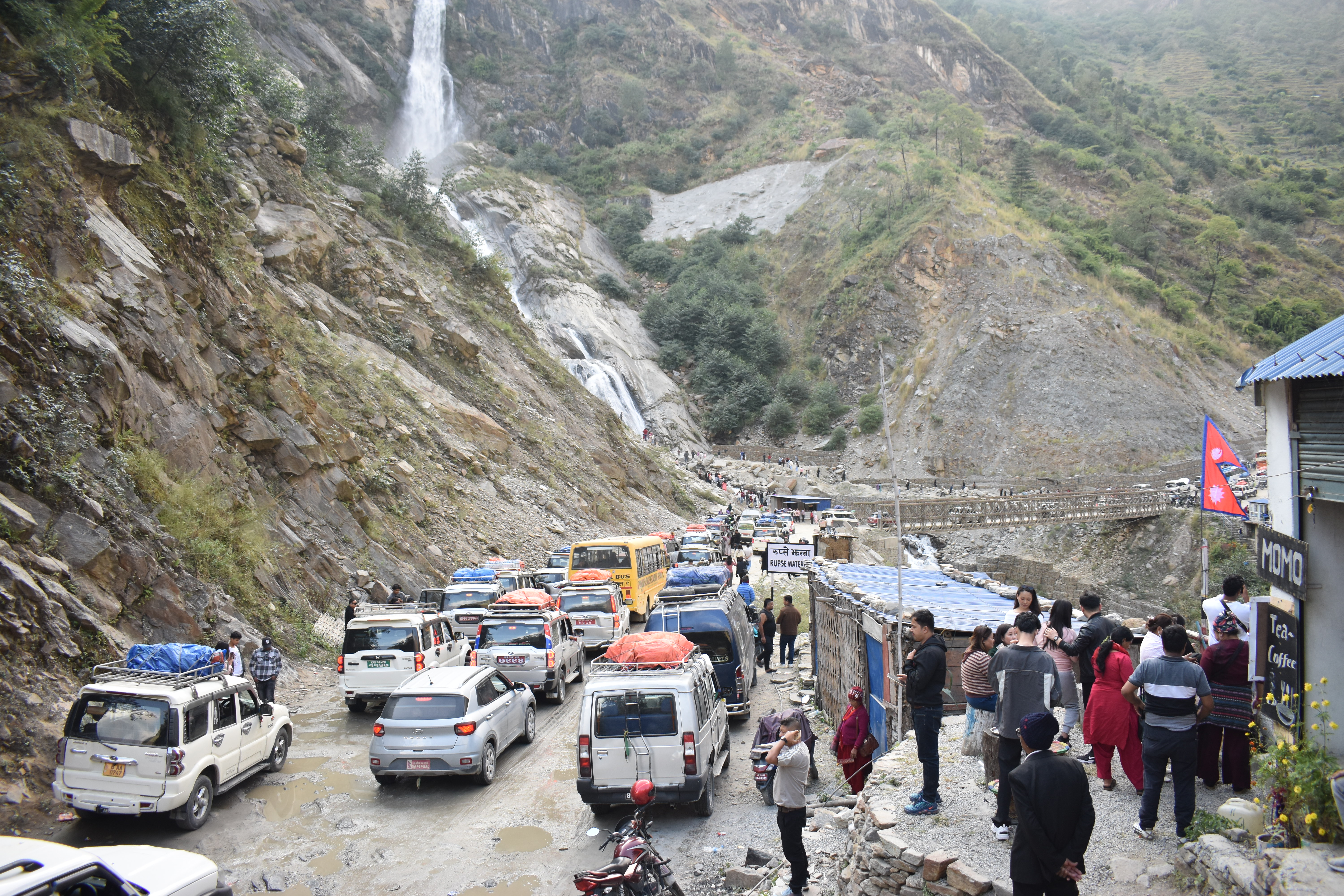 मुस्ताङ पुगेका पर्यटकलाई सास्ती: अव्यवस्थित सडक-पूर्वाधार, त्यसमाथि हिमपात