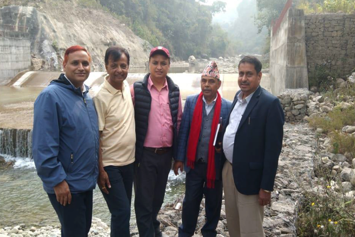 नेपाल खानीपानी संस्थाका तत्कालीन महाप्रबन्धक ईश्वरप्रसादसहितको टोली झुम्सा ढ्याममा। तस्वीर : खानेपानी संस्थान