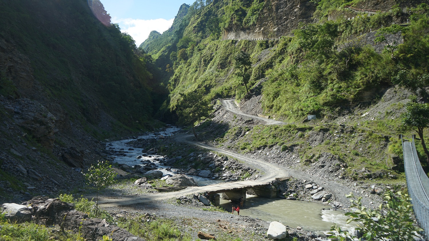 दाङखोलामा मोटरेबल पुल अलपत्र, अस्थायी पुलको भरमा यातायात