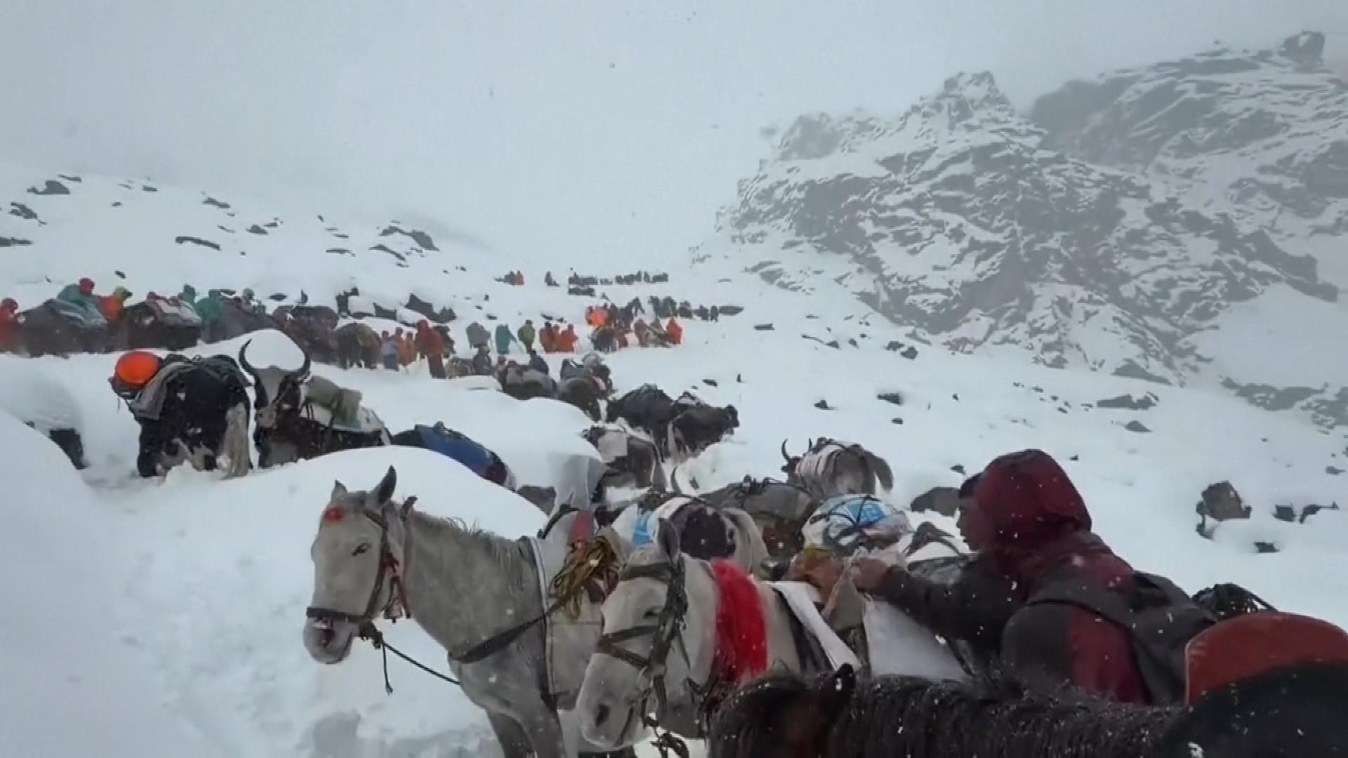 हिम आँधीले चीनतर्फ सगरमाथा क्षेत्रमा फसे सयौँ पर्वतारोही, उद्धार जारी