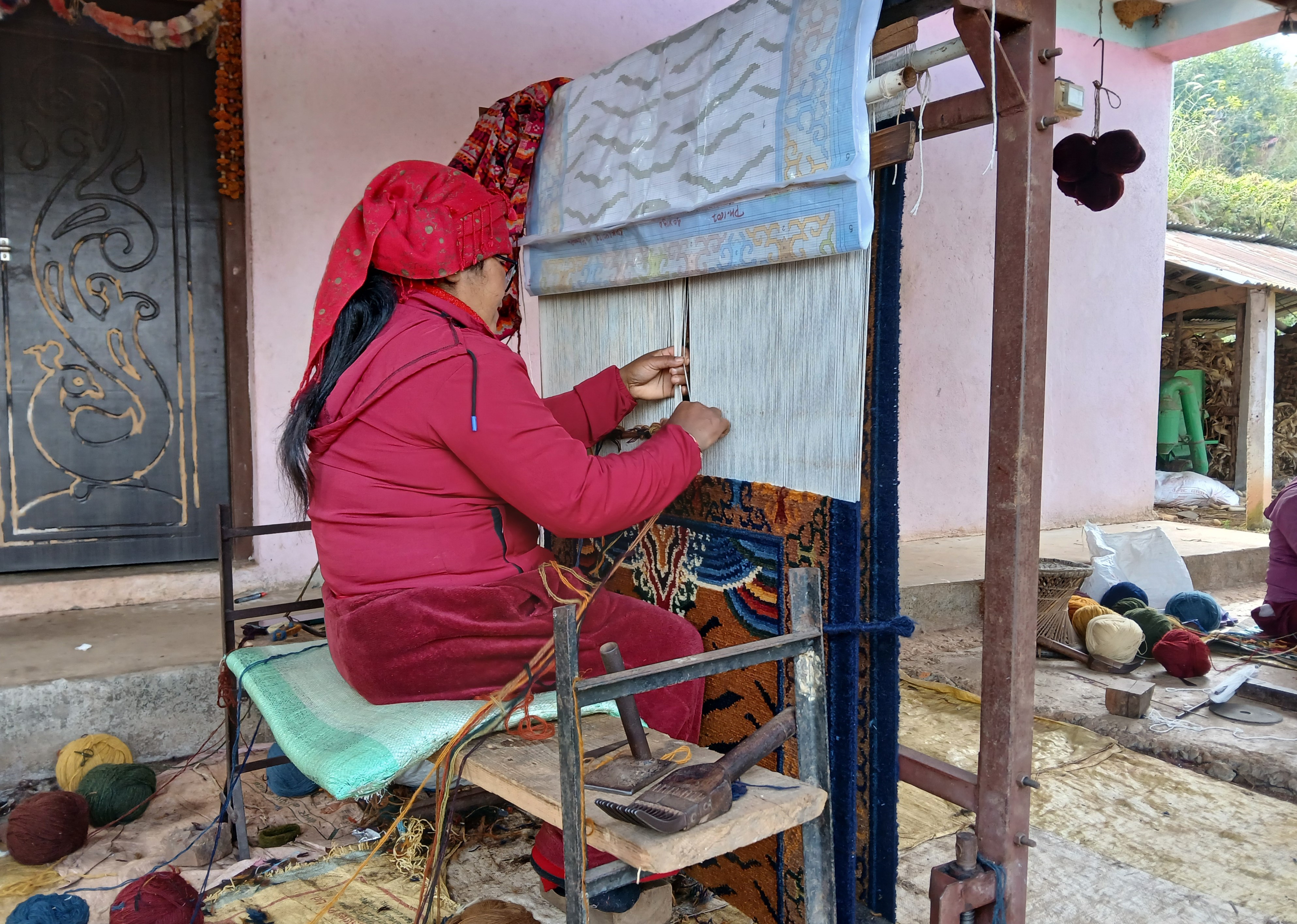 ज्याला उठाउनै मुस्किल परेपछि गलैँचा बुन्न छाड्दै धादिङका महिला