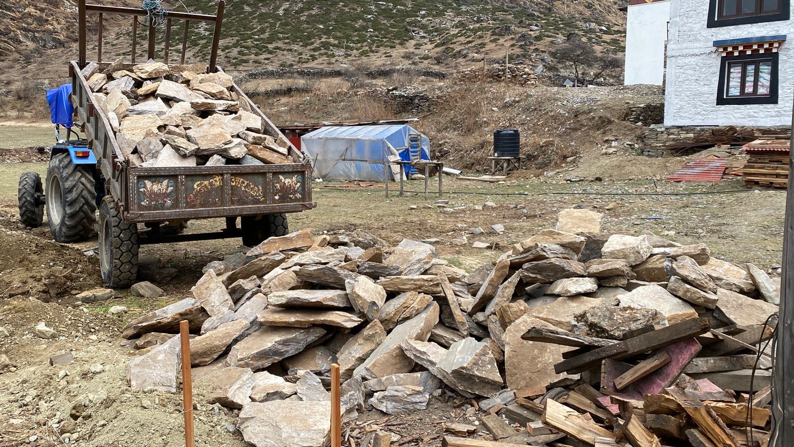 सडकले नजोडिएको छेकम्पारमा गुड्छन् स्कुटर र ट्याक्टर