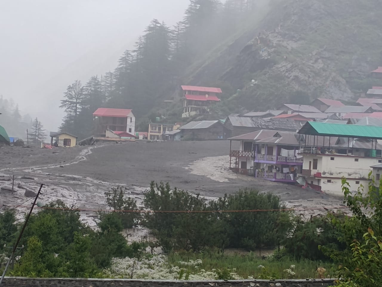 उत्तराखण्डमा अचानक आएको बाढीका कारण ४ जनाको मृत्यु, ५० बढी बेपत्ता