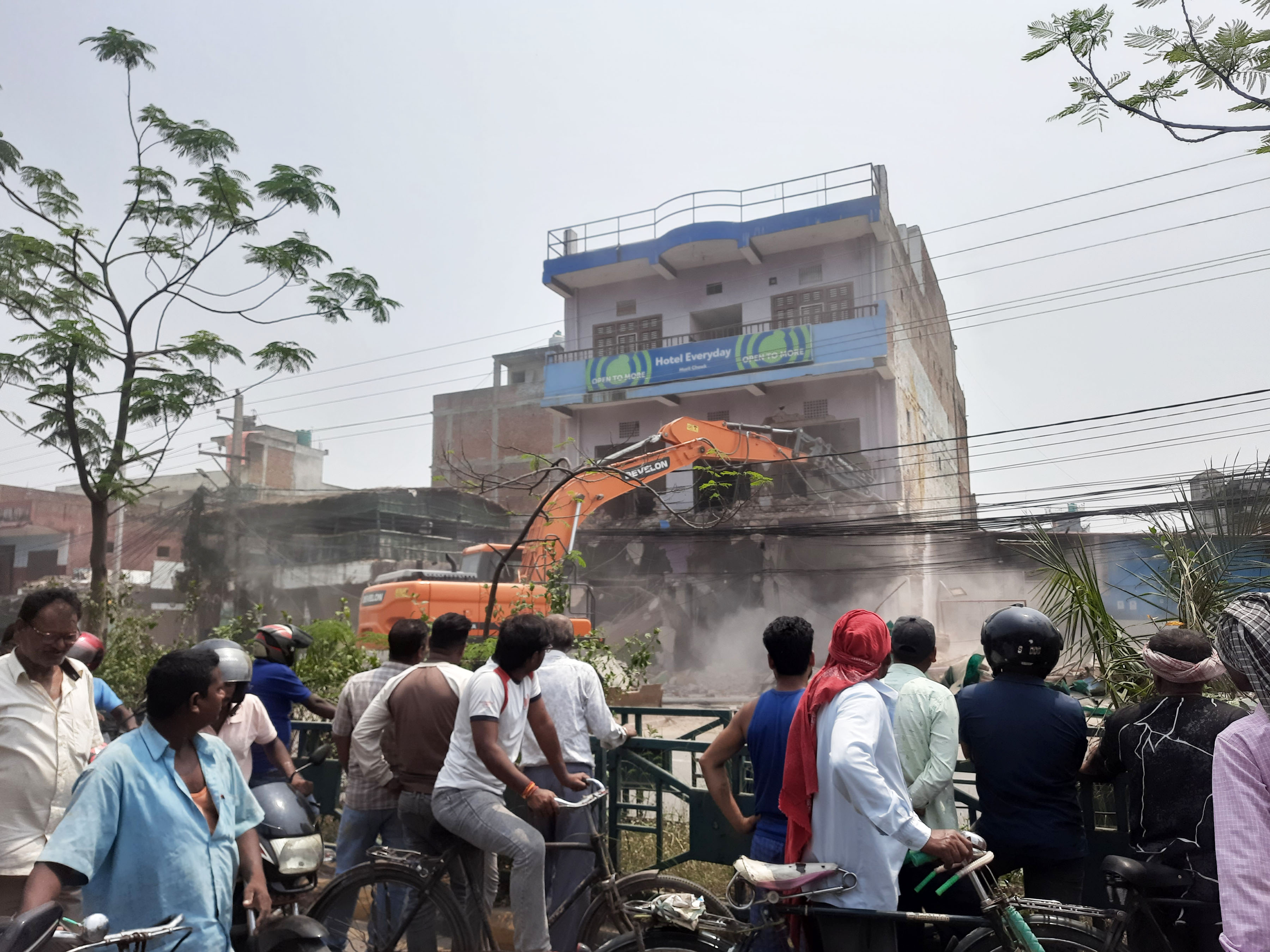 वीरगन्जमा अतिक्रमित संरचना भत्काउँदै सडक कार्यालय