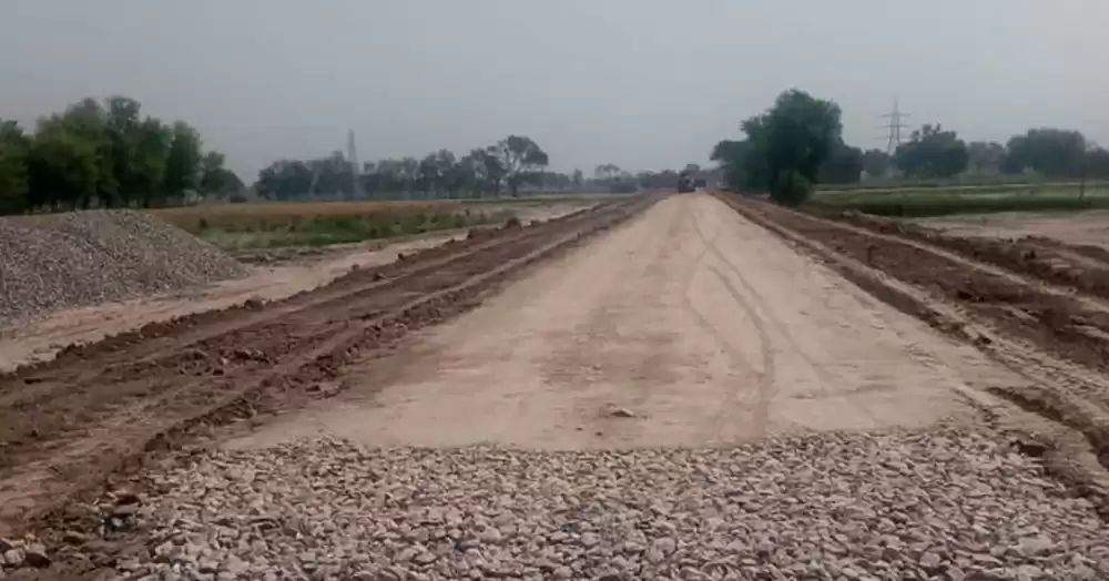 आठौँ पटक म्याद थपिँदा पनि बनेन हुलाकी सडक, धुलोले स्थानीयलाई सास्ती