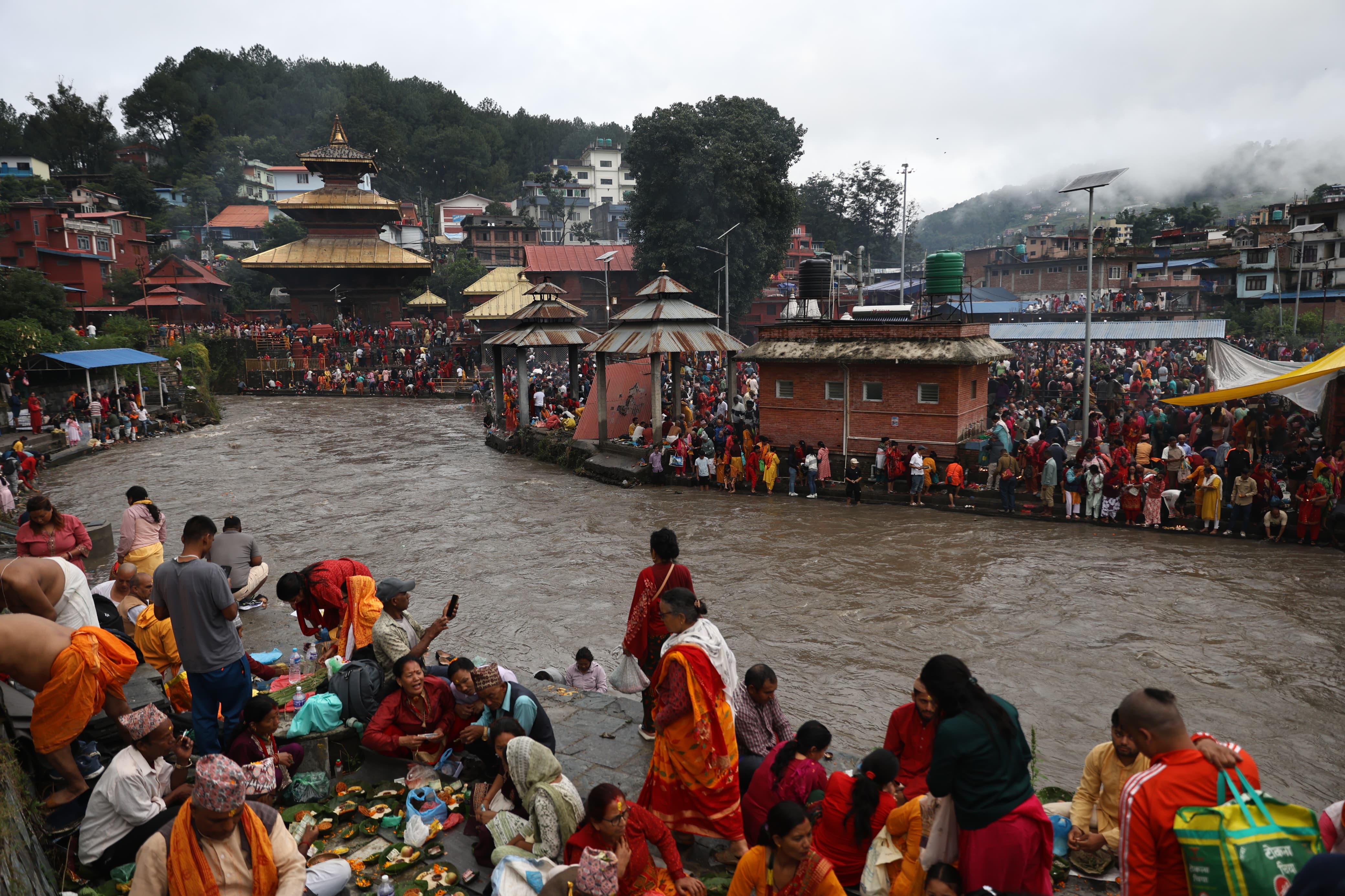 पितृप्रति श्रद्धा प्रकट गर्न गोकर्णेश्वरमा भक्तजनको घुइँचो
