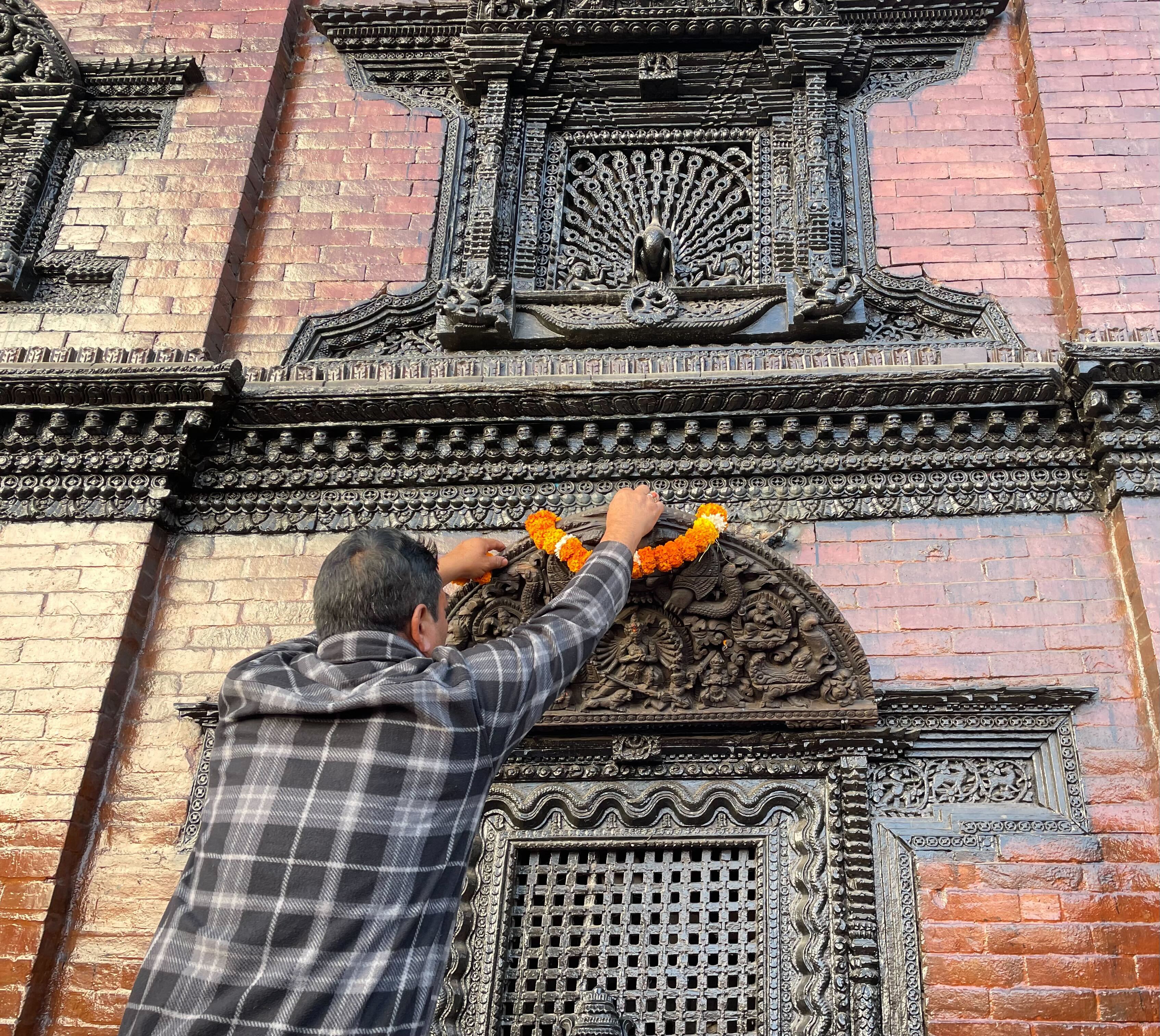 कुमारीघरबाट चोरी भएको तोरण २६ वर्षपछि यथास्थानमा पुनर्स्थापित