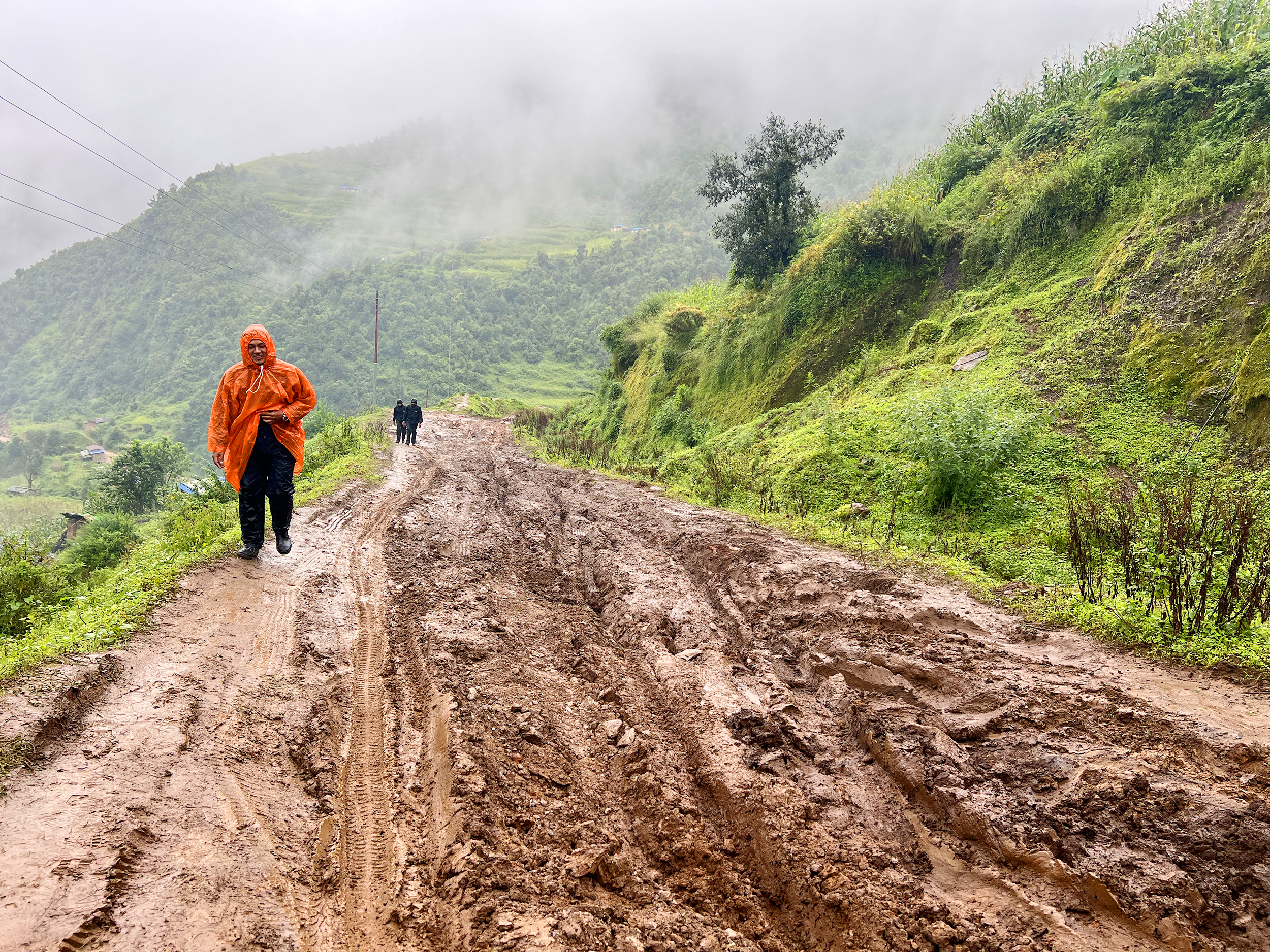 हिलाम्मे सडकले ढोरपाटन आउने पर्यटकलाई सास्ती