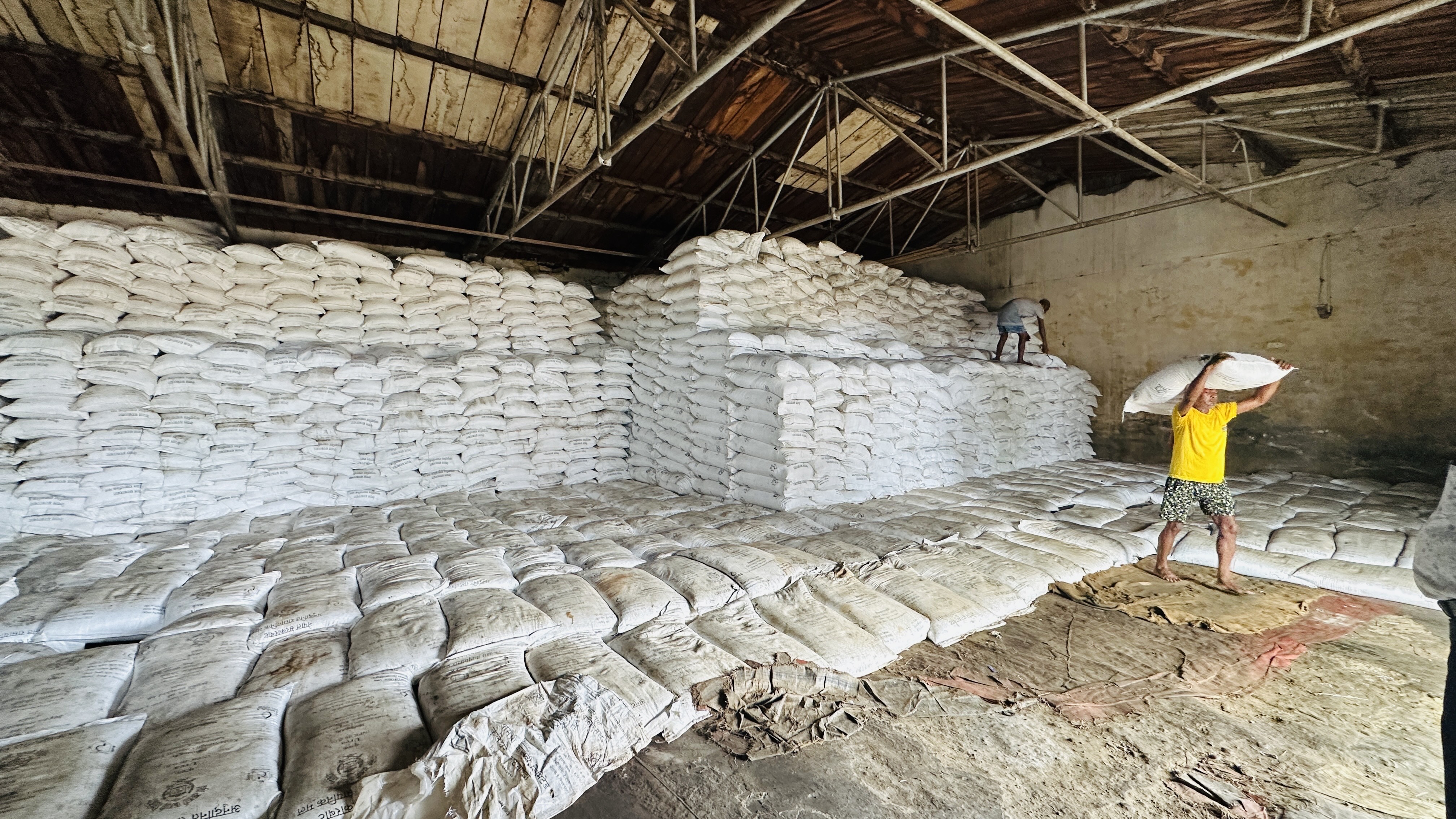 कृषि सामग्री कम्पनी भन्छ– मल छ, किसान भन्छन्– पाइएन