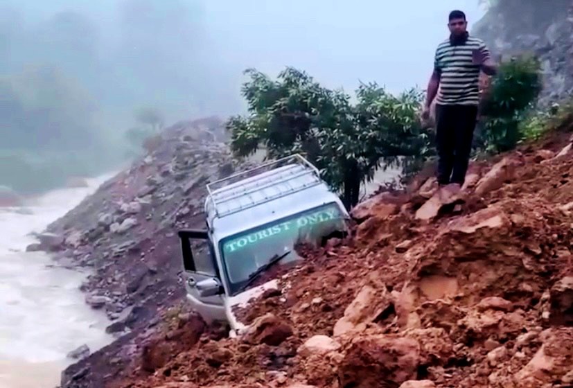 ढोरपाटन जोड्ने सडक जीर्ण बन्दा आवतजावतमा सास्ती