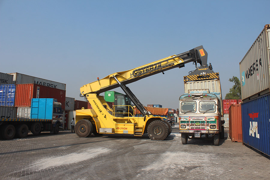 १ खर्ब ४३ अर्बको आयात हुँदा २३ अर्बको निर्यात