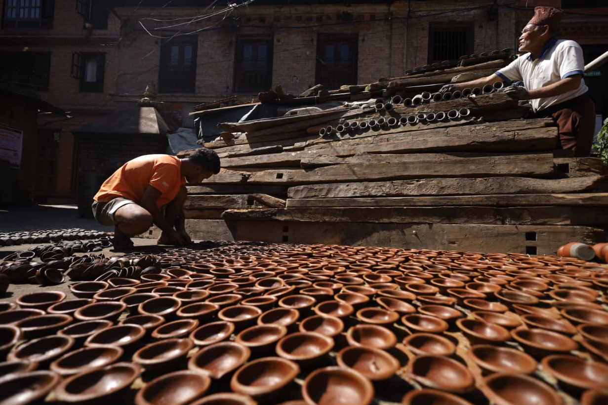 तिहारको चटारो: पाला बनाउन भ्याइनभ्याइ (तस्वीरहरू)
