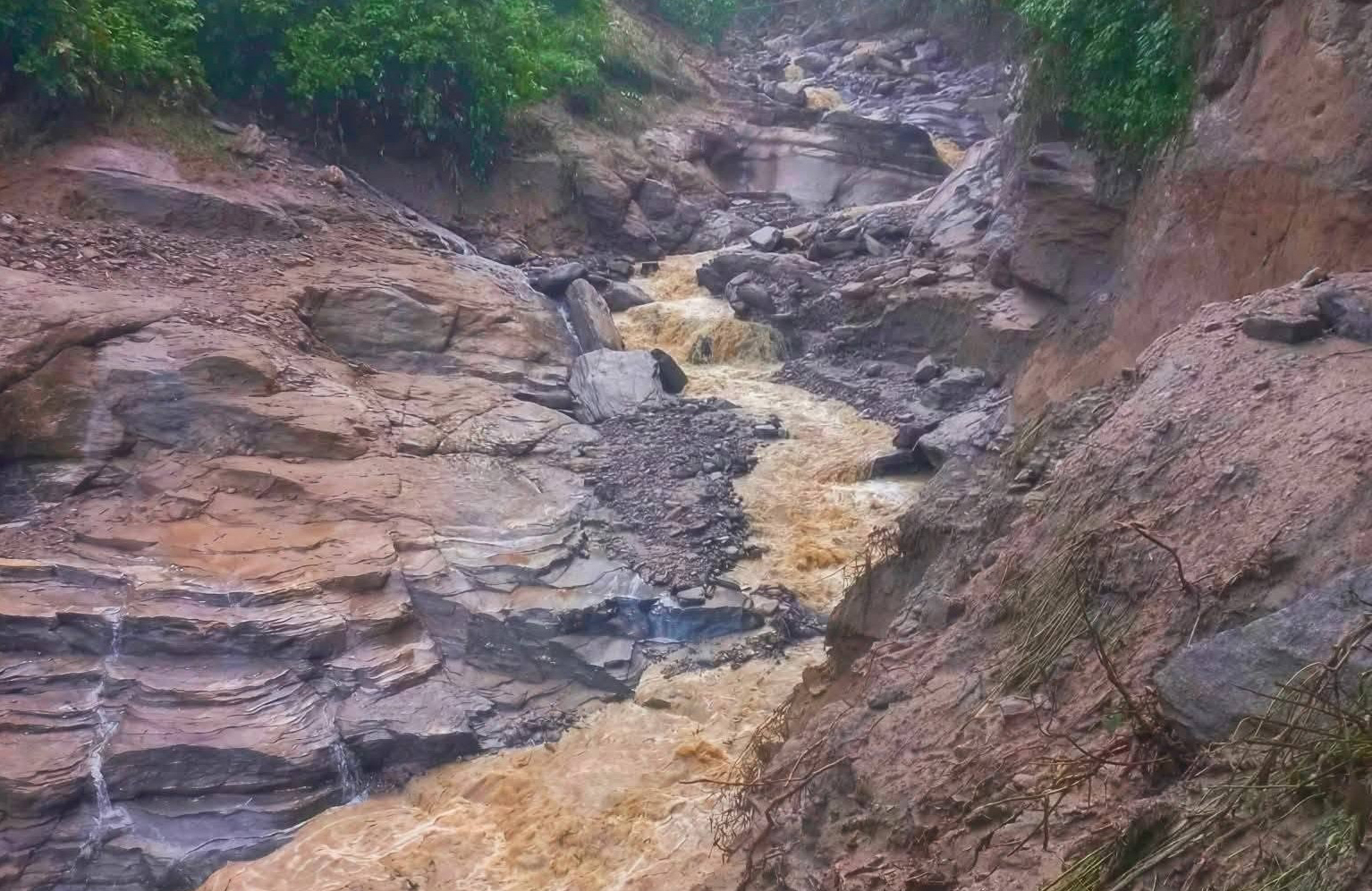 दिक्तेल-चखेवाभञ्ज्याङ सडक तीन दिनदेखि अवरुद्ध