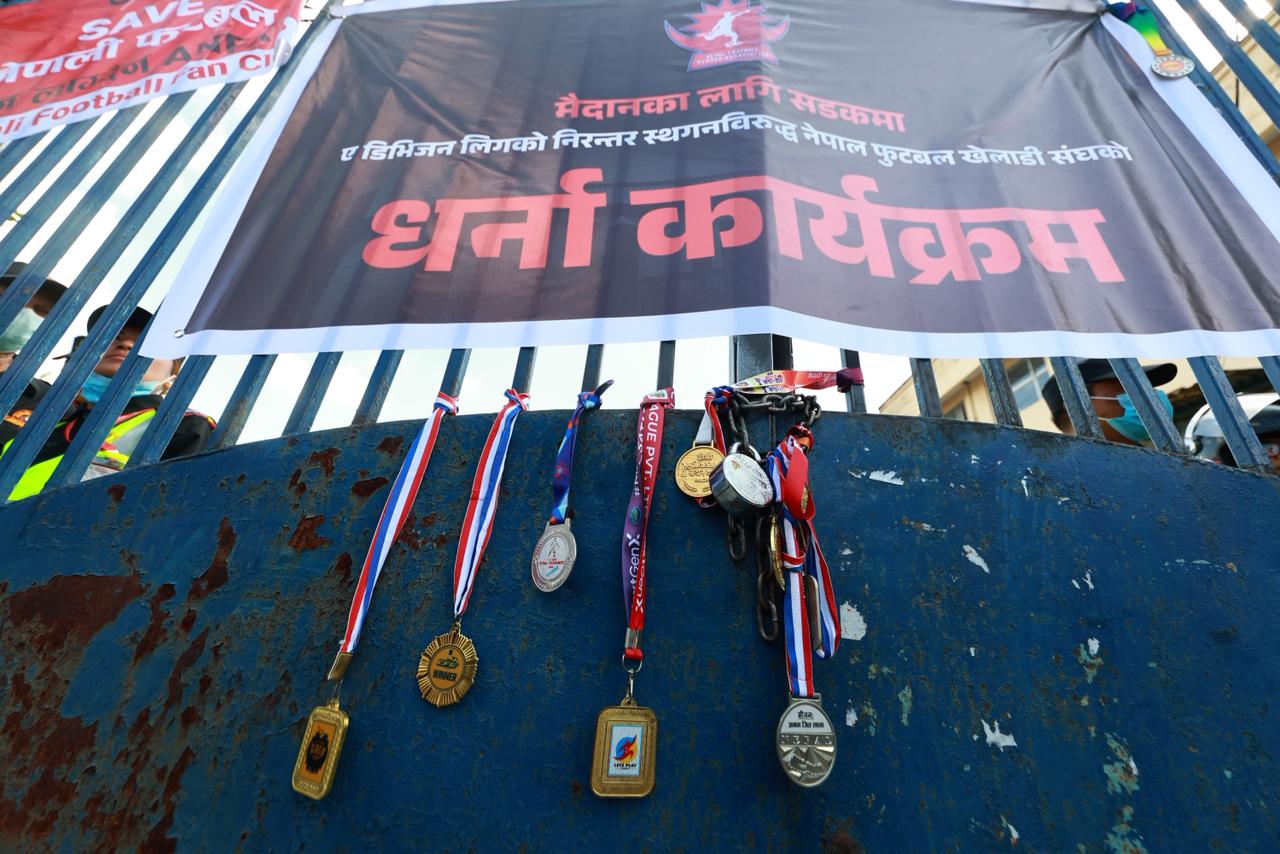 एन्फा मुख्यालयको गेटमा मेडल झुन्डाएर खेलाडीरूको धर्ना (तस्वीरहरू)