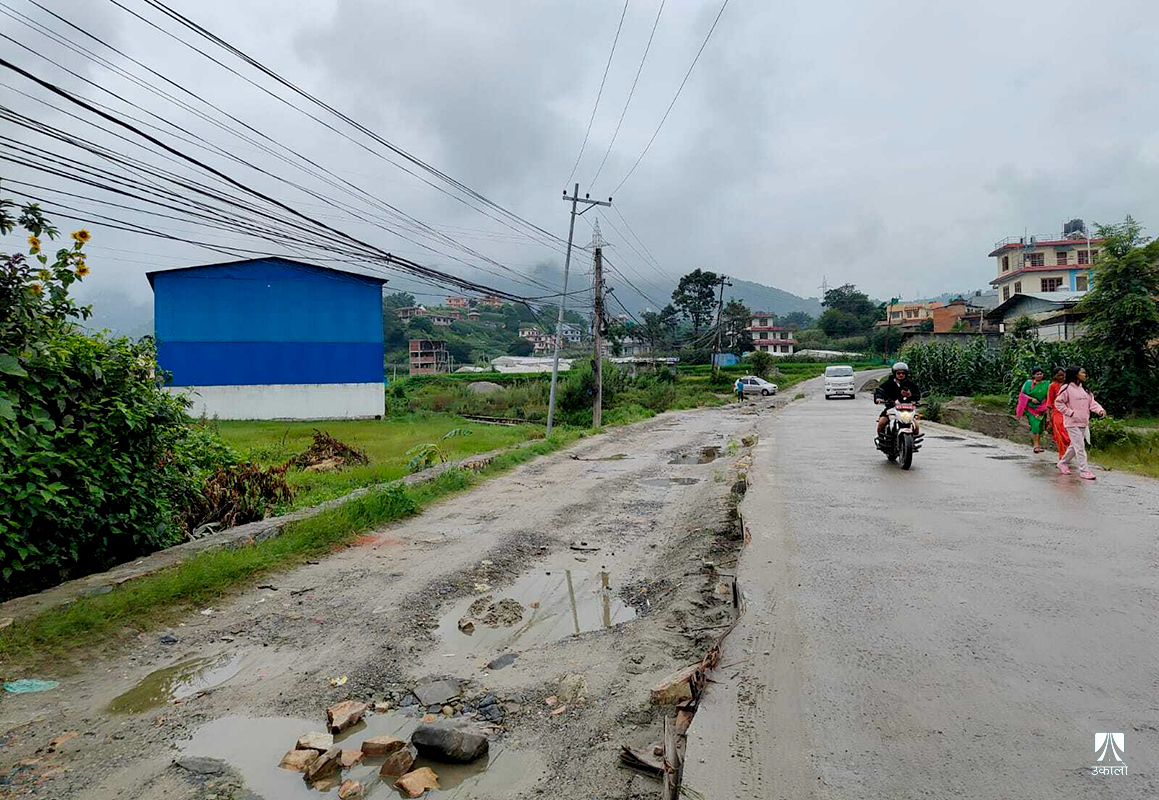 कसले बनाउने नाला हुँदै बनेपा जाने सडक?