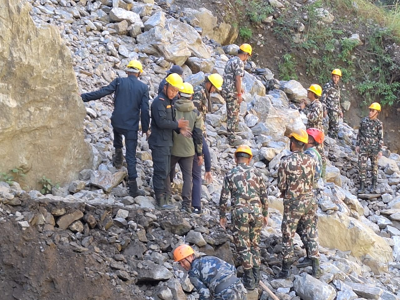 पहिरोमा परेकी विदेशी महिला पर्यटक ४ दिनदेखि बेपत्ता