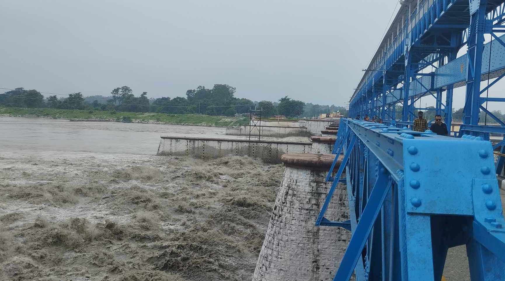 महाकालीमा पानीको बहाव बढेपछि शारदा ब्यारेजमा चारपांग्रे सवारी चलाउन रोक