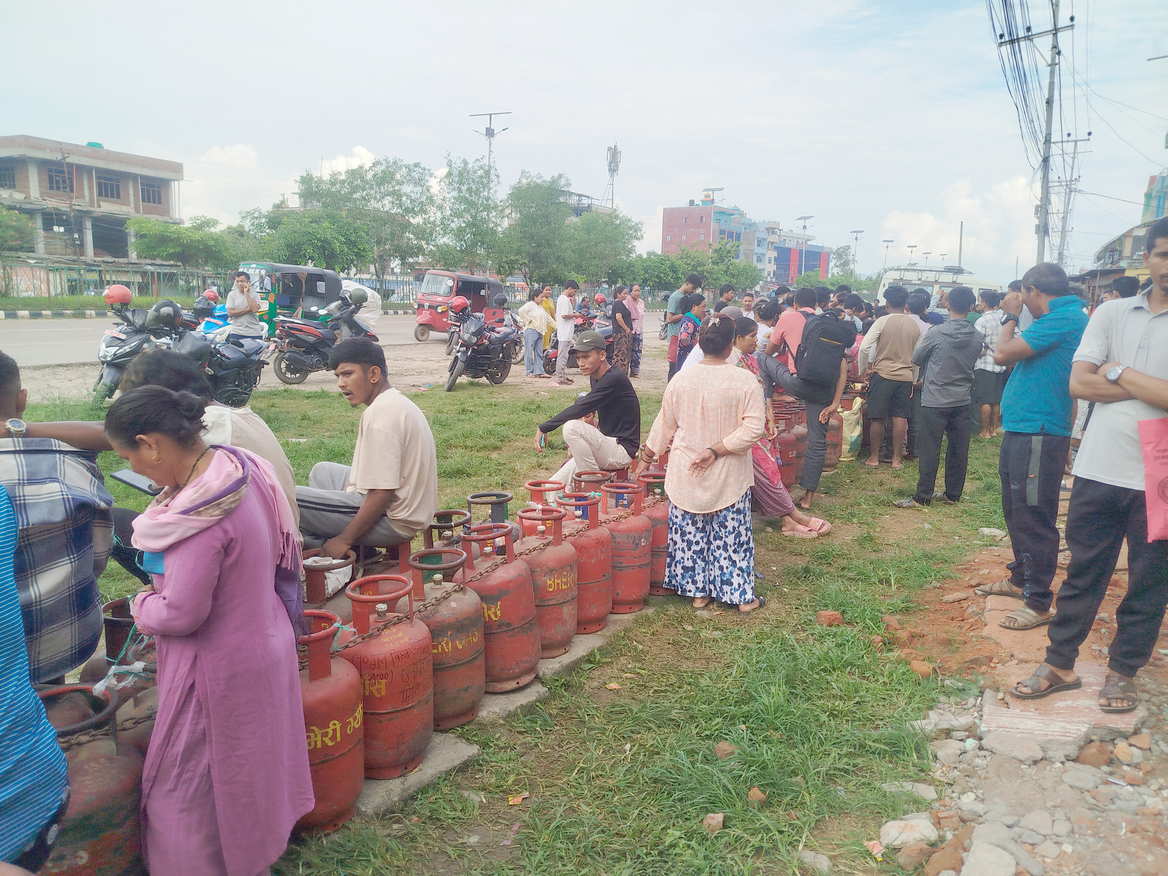 सुर्खेतमा दुई दिन कुरेर सिलिण्डर भर्छन् उपभोक्ता