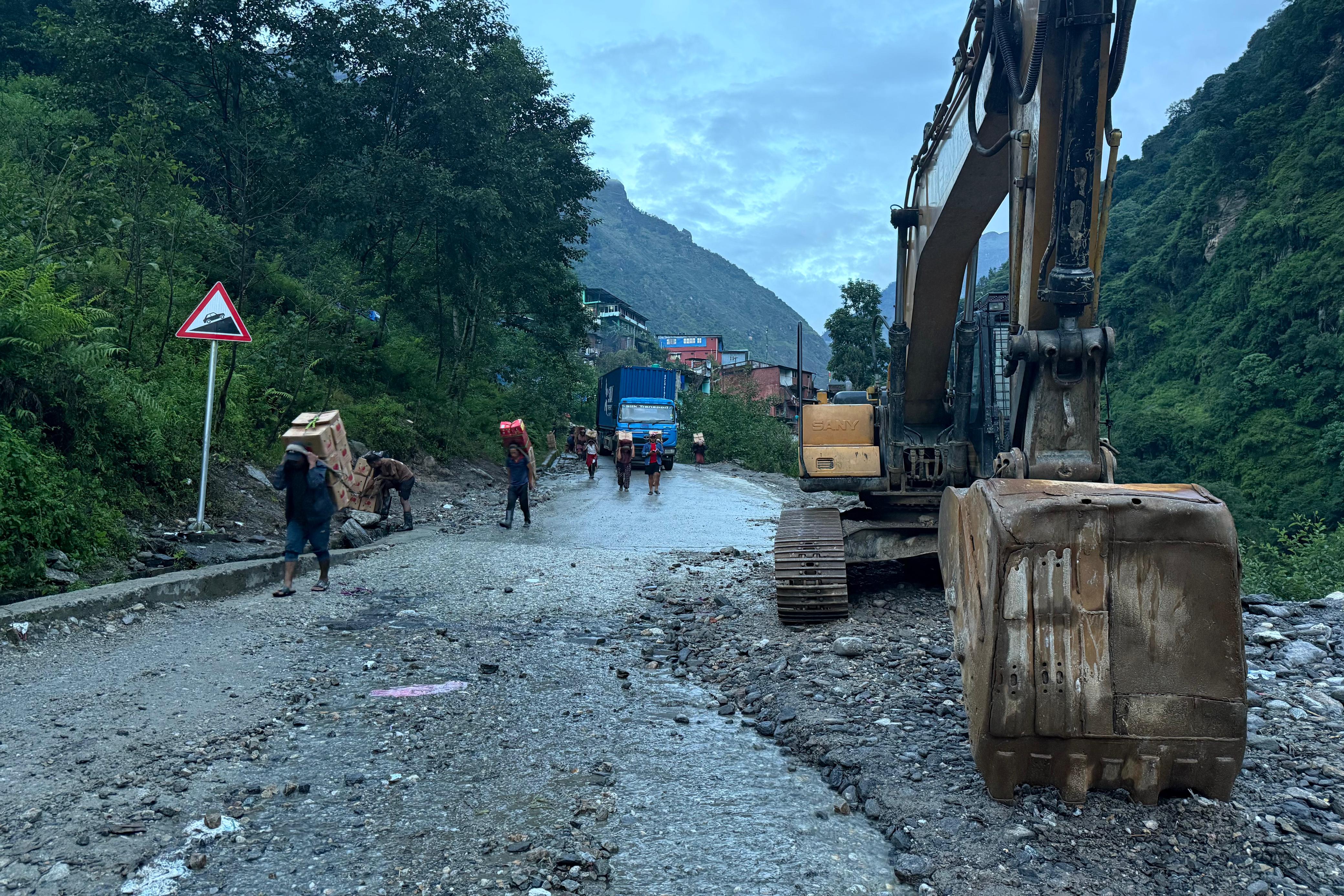 बाढीपहिरोले देशभरका १२ राजमार्ग अवरुद्ध