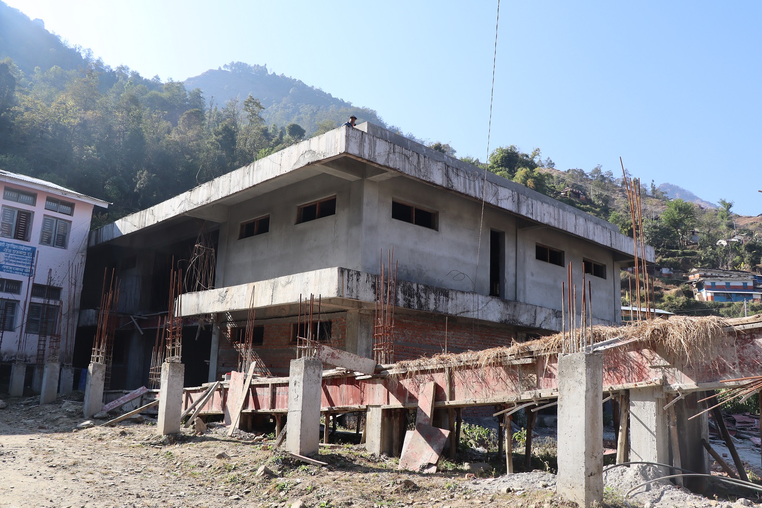 धवलागिरि अस्पताल: ३ पटक म्याद थप्दा पनि बनेन भवन