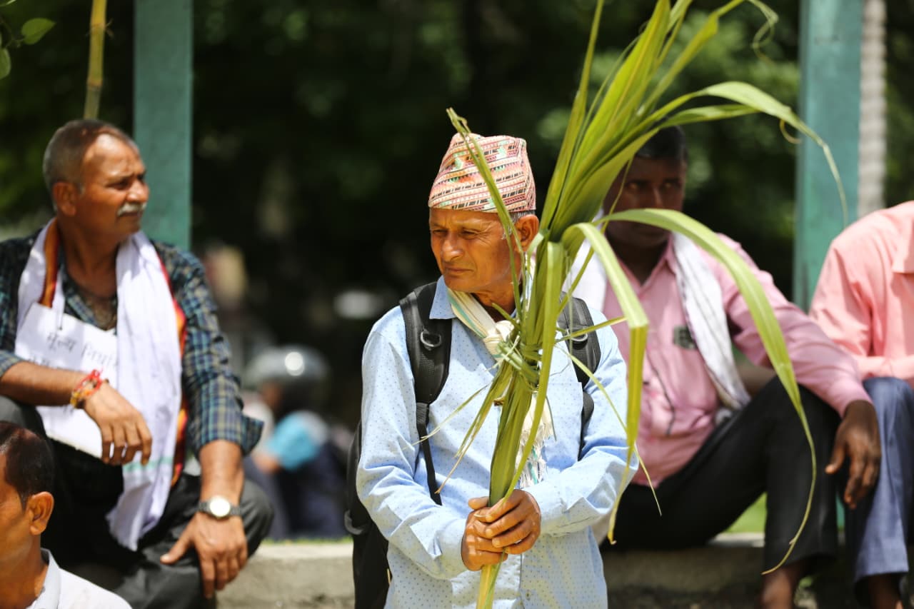 उखुको बक्यौता माग्दै किसानहरू उखु बोकेर माइतीघरमा बसे धर्ना