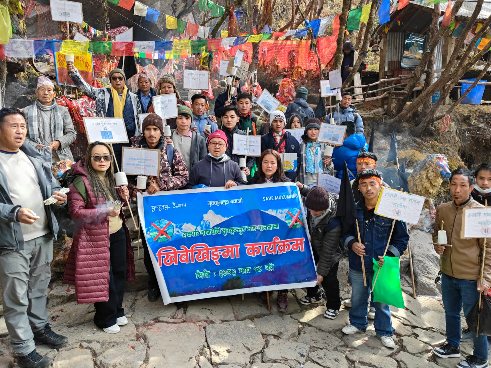 मुकुम्मलुङमा धागो टाँगेर केवलकार निर्माणको विरोध